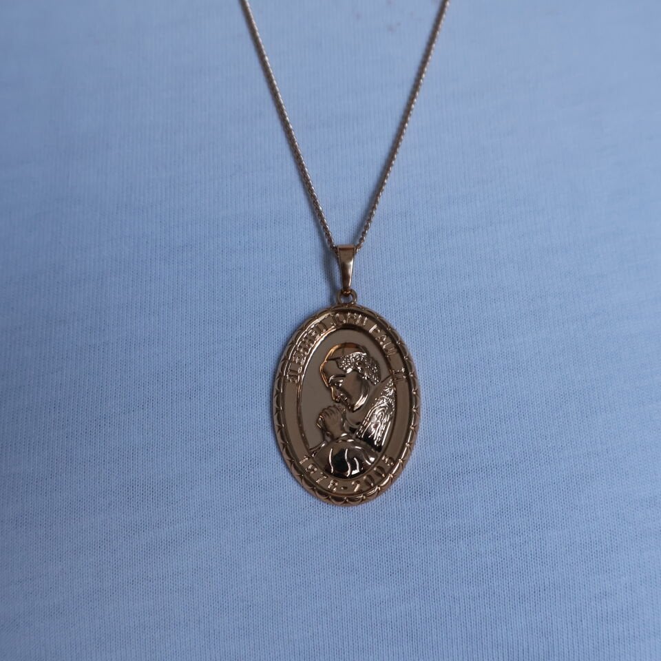 Madonna Rosa Uzun Kolye